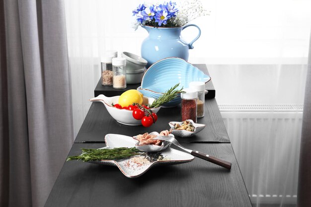 Stół z naczyniami kuchennymi